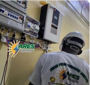 Lire la suite à propos de l’article Solaire, domotique et blindage industriel : Comment ARES DRC a métamorphosé le bureau d’échange « Jonathan Is Change » à Kisangani en un modèle de modernité énergétique