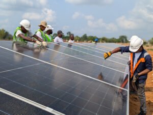 Lire la suite à propos de l’article Energie : ARES DRC lance officiellement la fixation des panneaux solaires de sa centrale photovoltaïque de 200 kWc à Kisangani